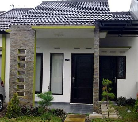 Villa Unique Mutiara Panderman Batu  Exterior photo